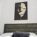 Mackenzie Signature In Daire Larnaca