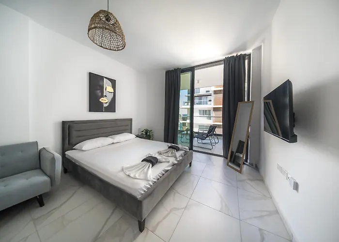 Mackenzie Signature In * Larnaca