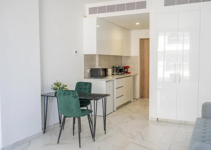 Mackenzie Signature In Larnaca