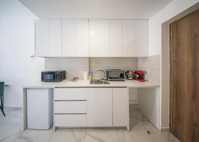 Mackenzie Signature In Larnaca