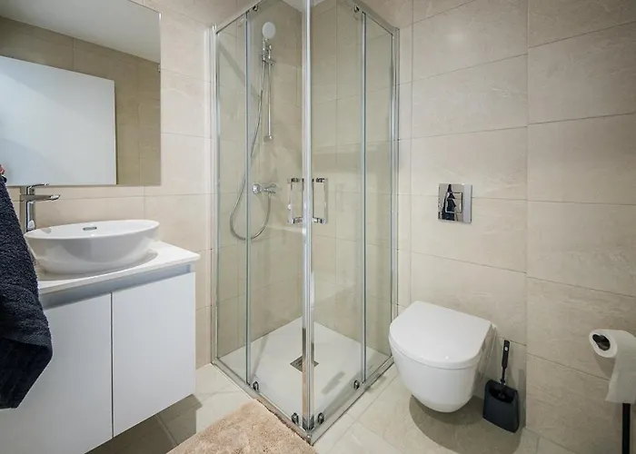 Mackenzie Signature In Apartament *