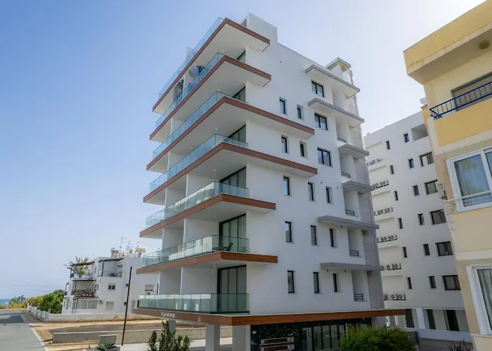 Mackenzie Signature In * Larnaca